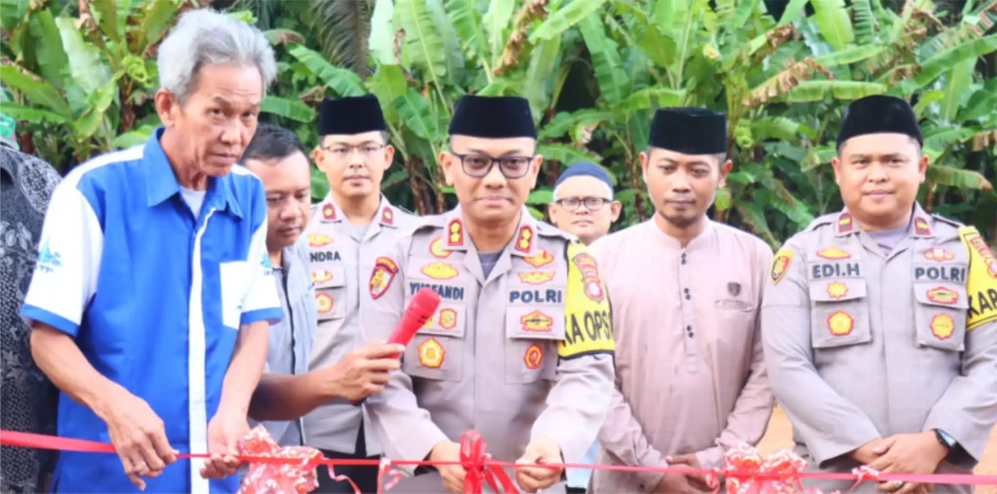 CV Anugrah Tirta Persada dan Polres Kotawaringin Barat Resmikan Fasilitas Air Minum Gratis di Arut Utara - Cover Image